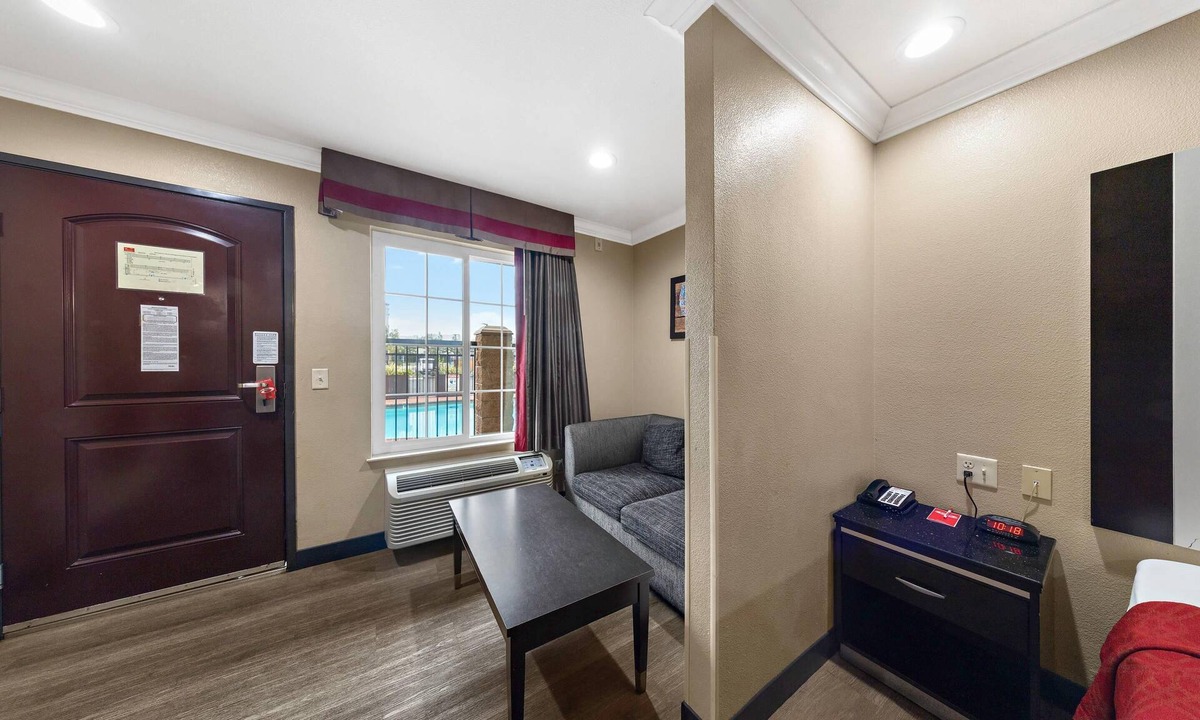 Central Escondido Hotel | Econo Lodge Inn & Suites Escondido Downtown
