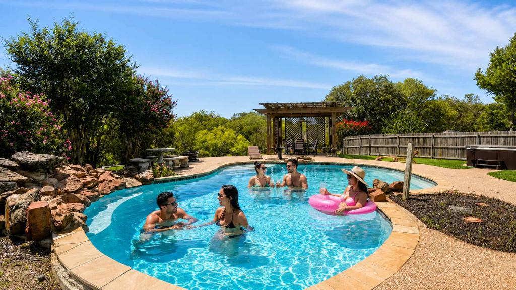 Fossil Creek House | Elite 4BR 2BA Holiday Home with Hot Tub, Pool, and BBQ