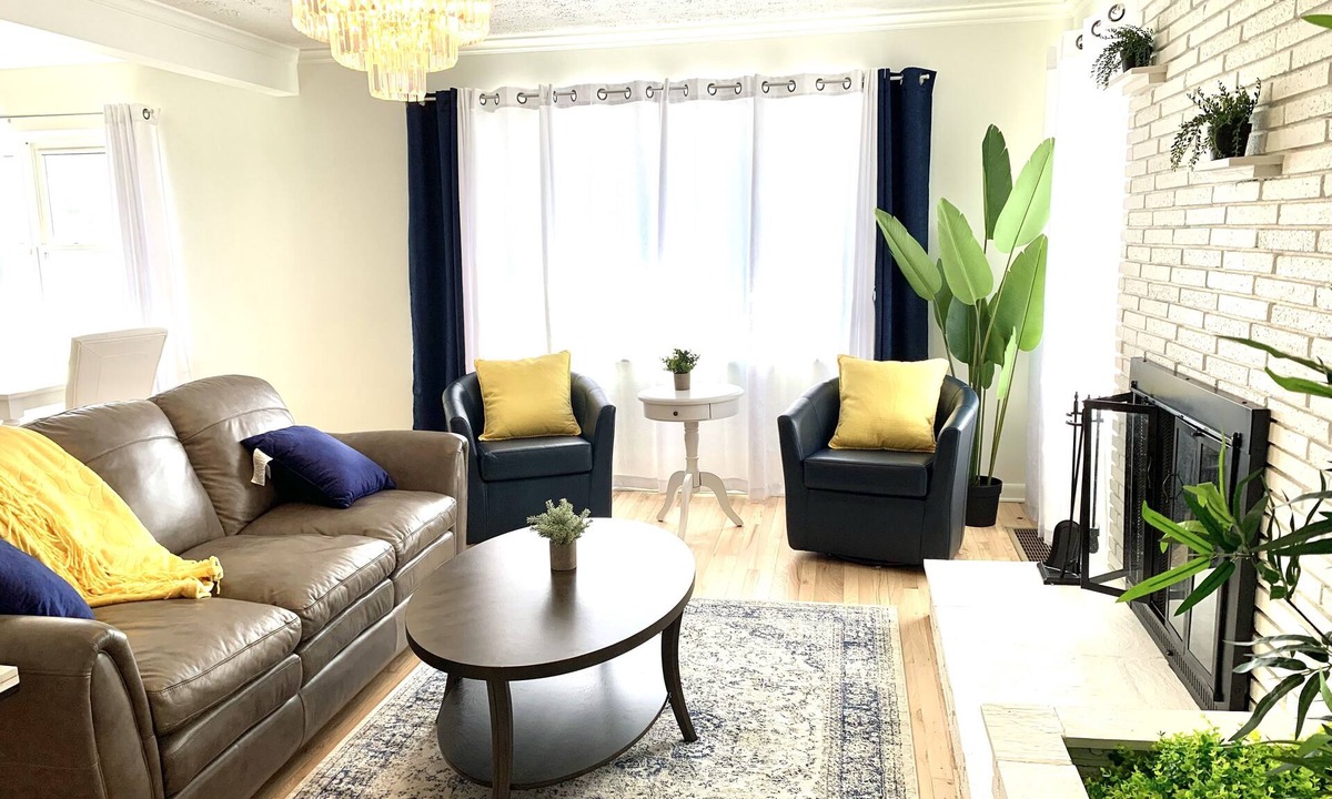 Columbus House | Entire, elegant, home in walkable upscale Bexley neighborhood