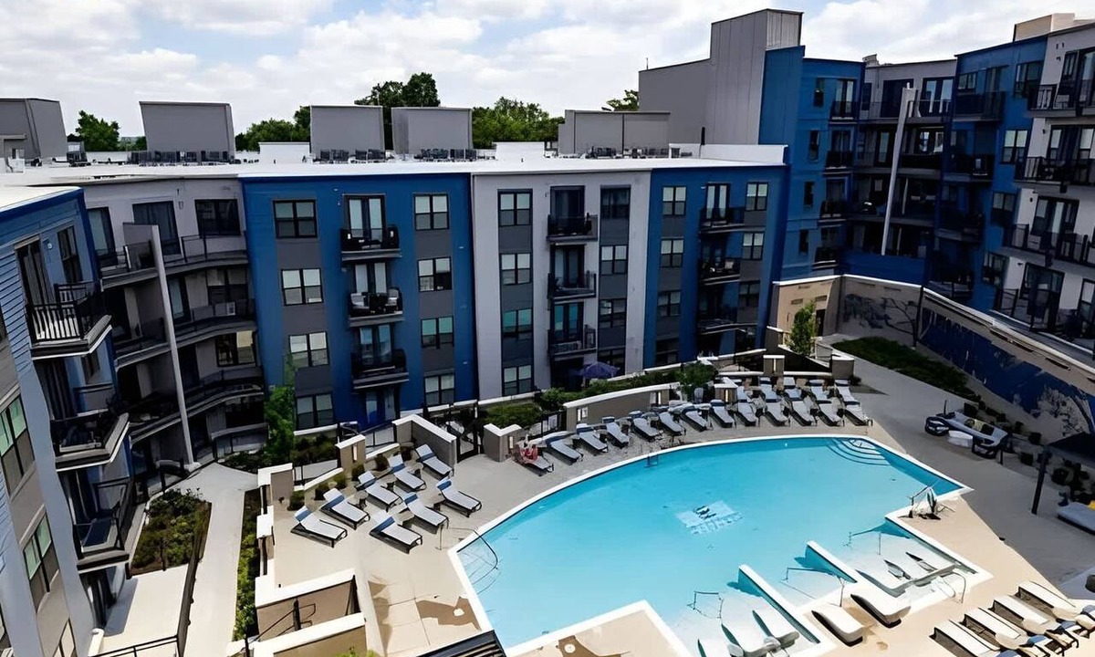 East Walnut HIlls Apartment | Experience Cincinnati! Walkable Modern Condo