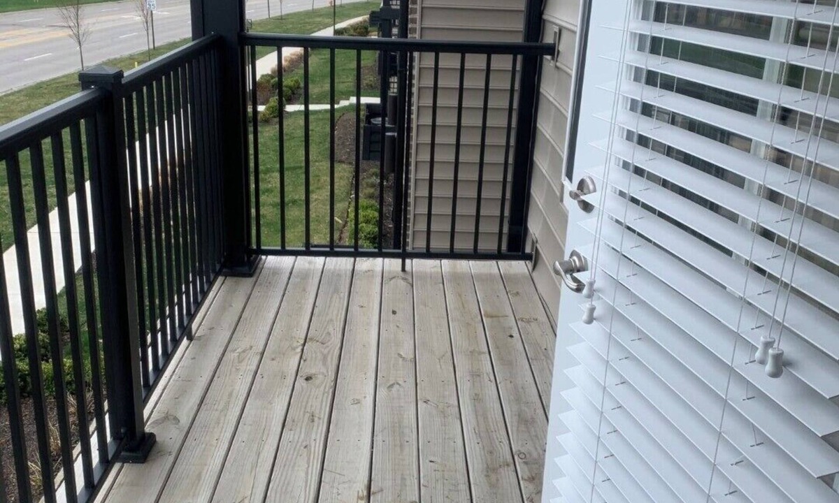 Columbus Apartment | Fabulous on Federated with A/C, top floor, enclosed balcony!