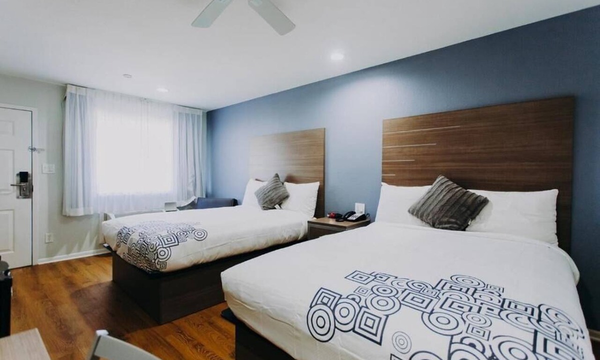 Clear Lake Shores Hotel | Family Stay Right off Route 146 | Relax at Deck with Marina Views