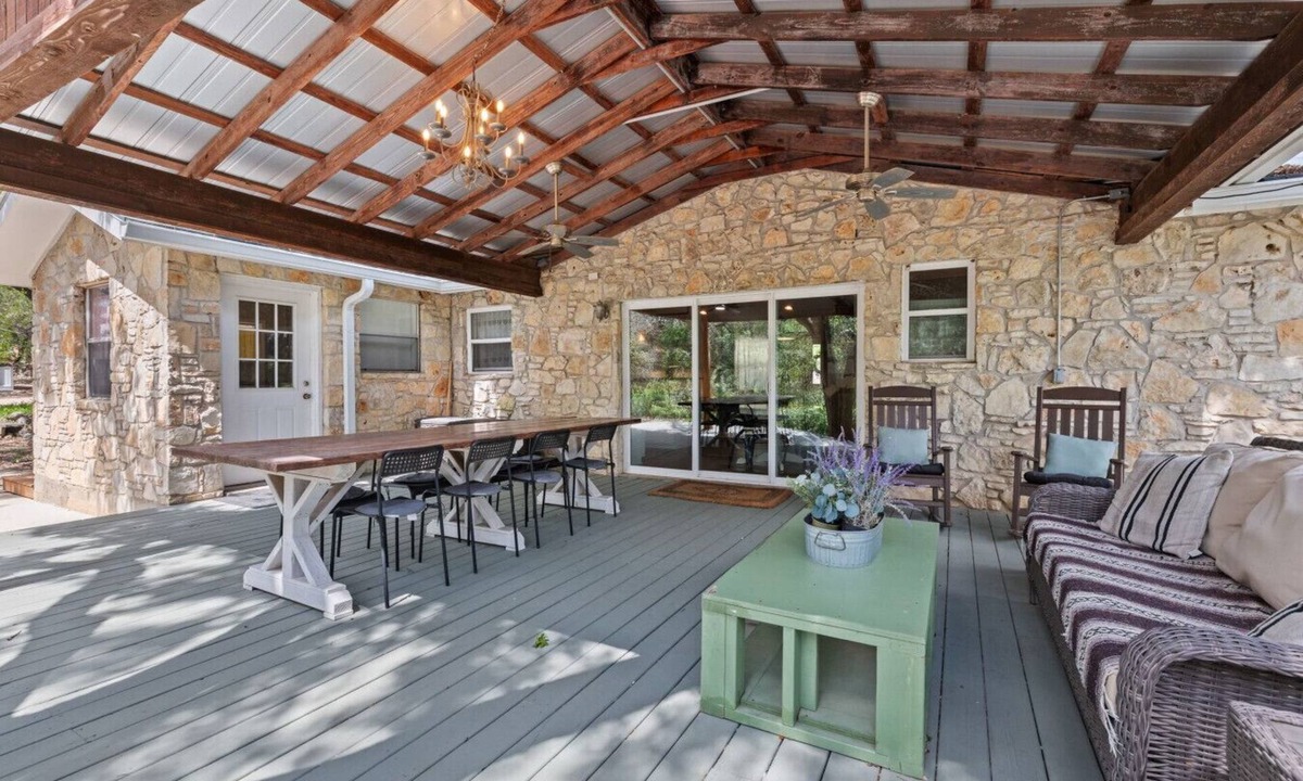 Wimberley House | Farmhouse: Sleeps 6 | Soaking Tub | Fire Pit | Wimberley TX