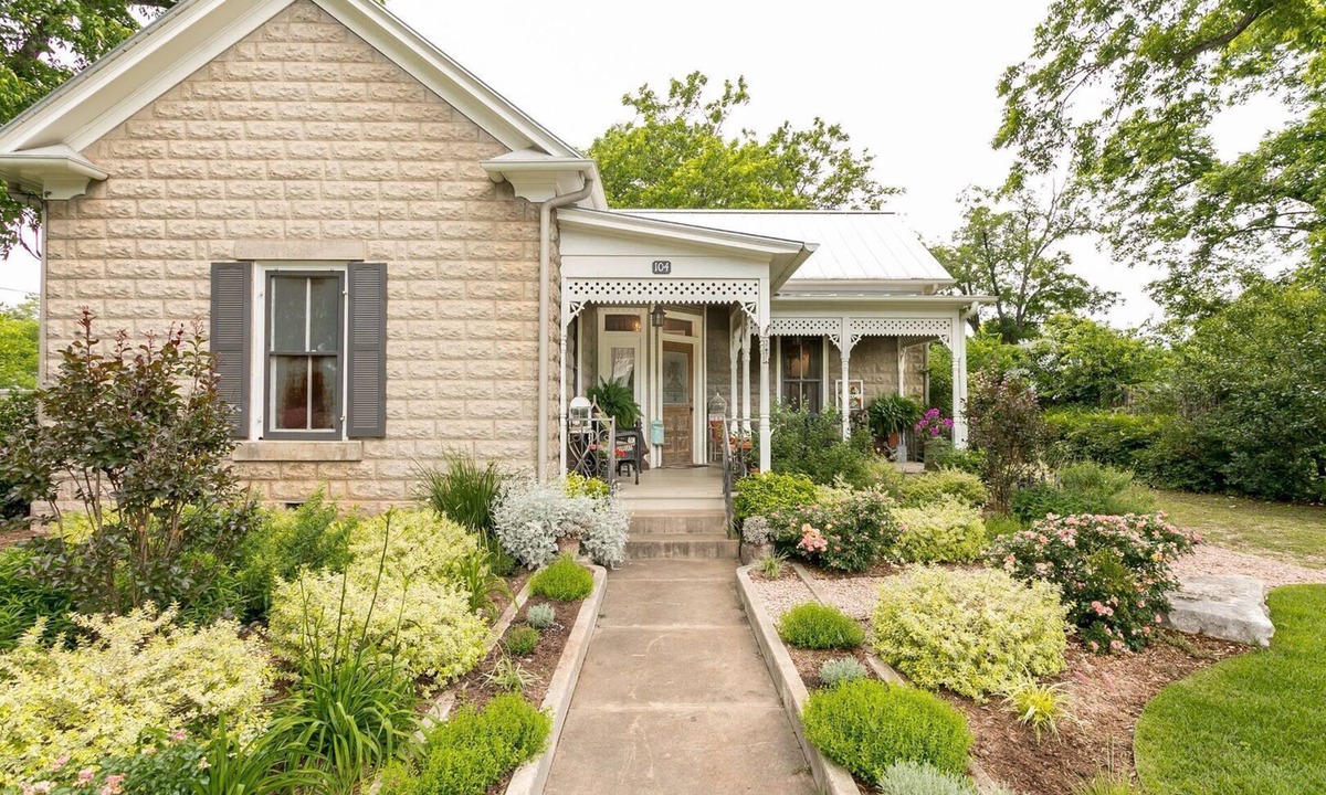 Fredericksburg House | Forget Me Not | Beautiful & Historic | Amazing Outdoor Space