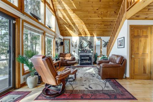Dedham House | Gateway to Acadia! Green Lake Home w/Hot Tub