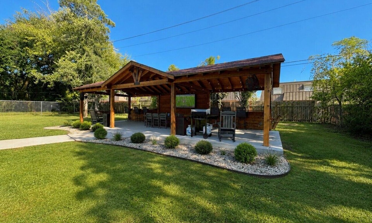 College Station House | Gig`em on Glade-Spacious 5BR Home w/Huge Backyard near TAMU