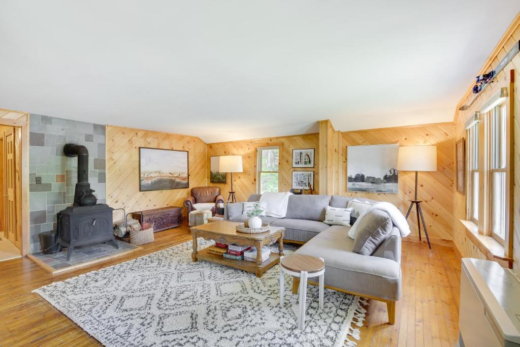 Hanover House | Gorgeous Sunday River Cabin w/Saltwater Hot Tub!