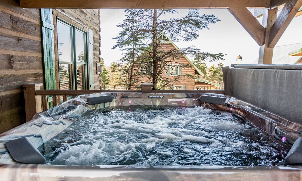Edray House | Great for Families! Private Hot Tub, Views, Walk to Slopes
