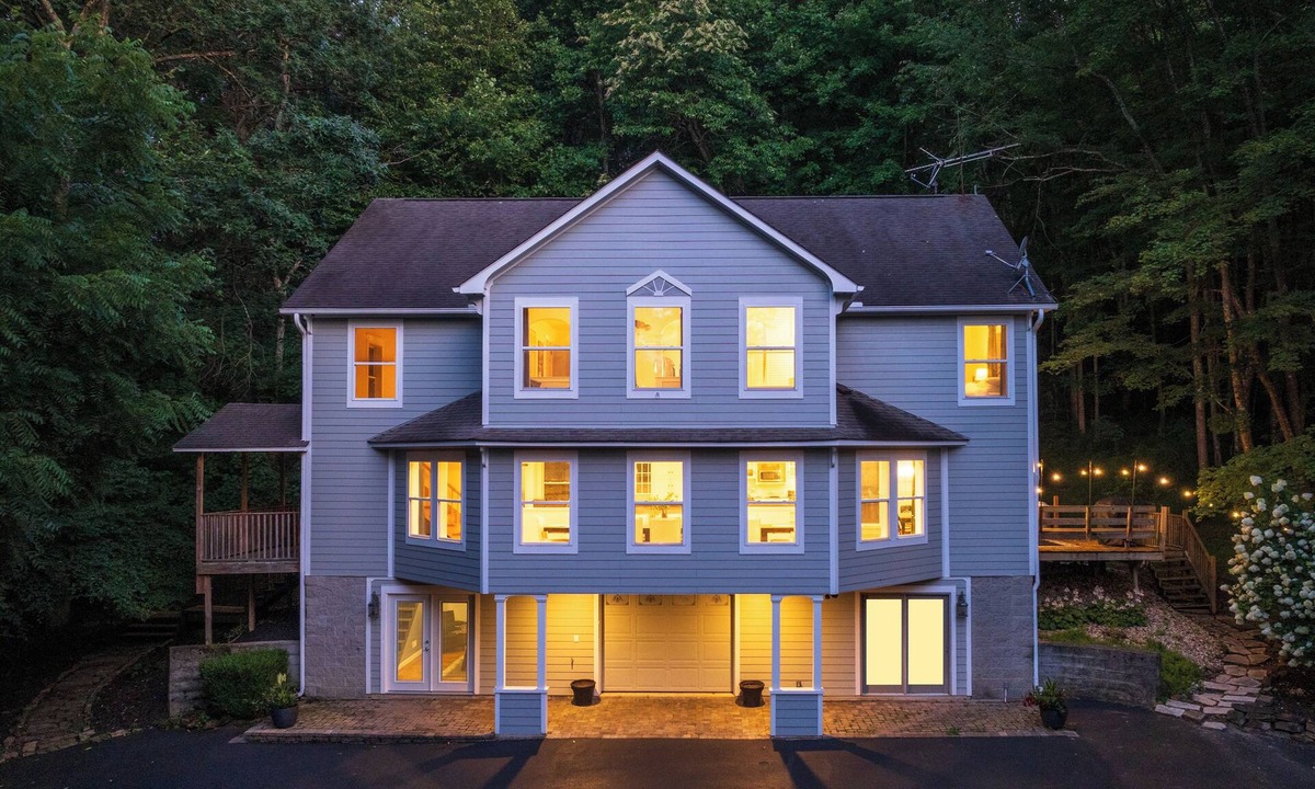 Laurelville House | Hillside Retreat-Hot Tub · Game Room · Sleeps 12 - 4BD/5BA - 2 min to Rock House