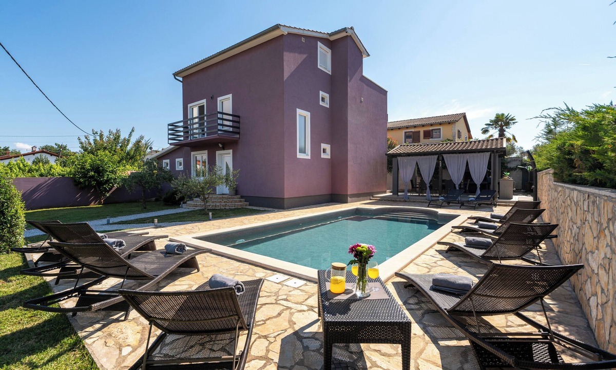 Tar-Vabriga House | Holiday home with pool, up to 12 people, 5 bedrooms, quiet location