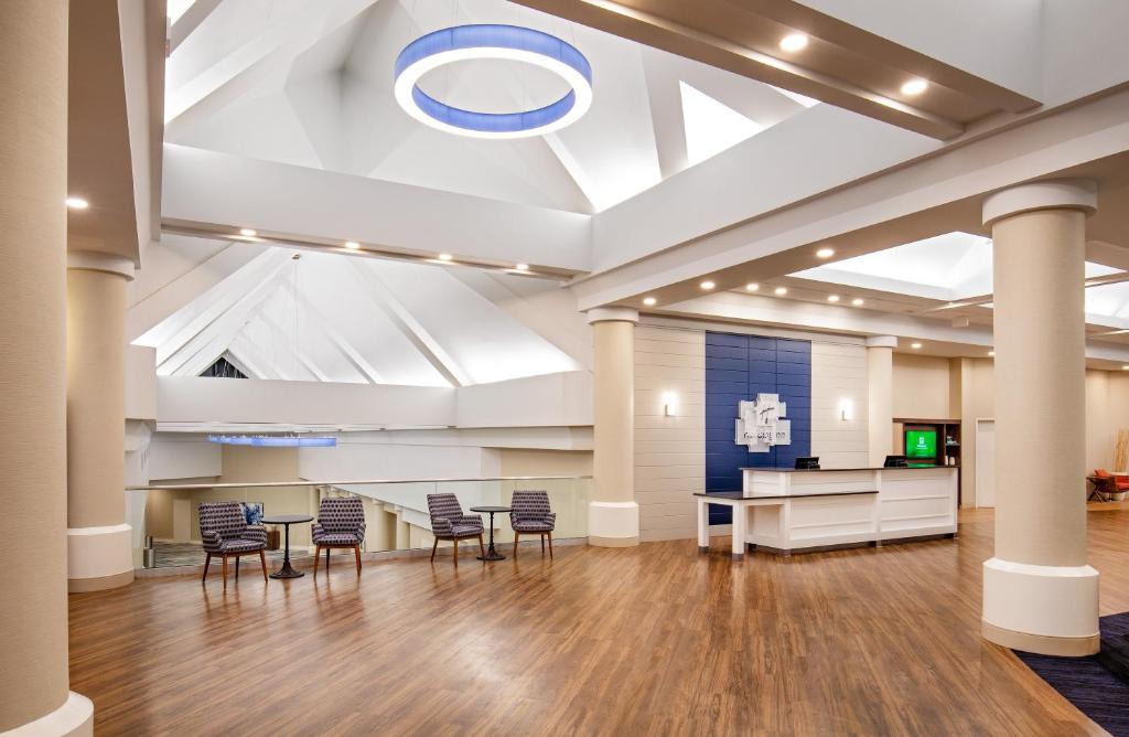 Central Newport News Hotel | Holiday Inn Newport News - Hampton by IHG