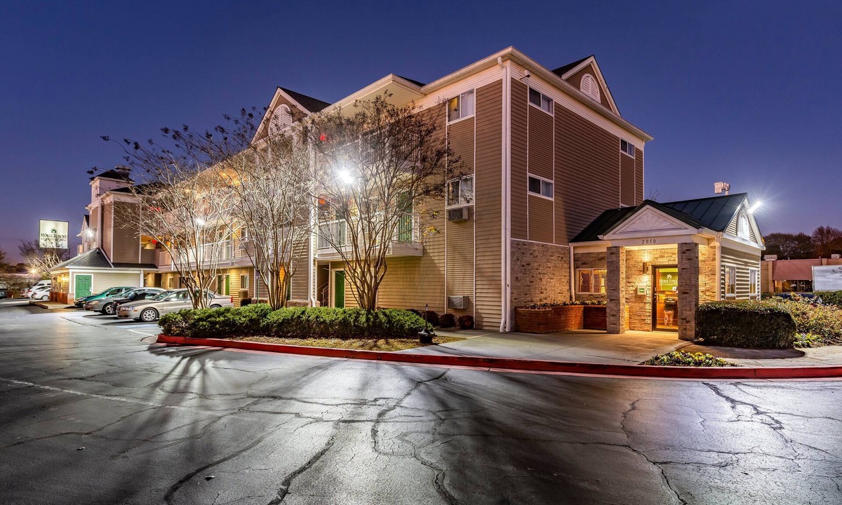 Chamblee Hotel | HomeTowne Studios by Red Roof Atlanta - Chamblee