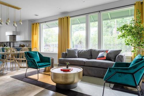 East Cesar Chavez House | King Kasa 6BR Retreat - 6 walk min to Rainey St