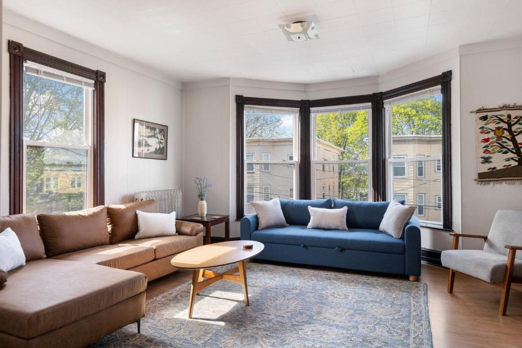 Parkside Apartment | Knock on Wood - Airy Charm in Heart of Downtown