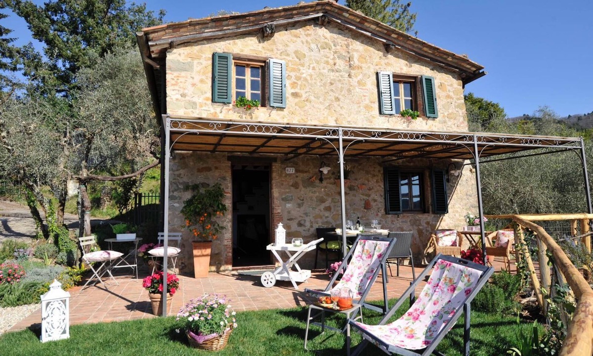 Villabuona Villa | L'Oliveta: typical Tuscan farmhouse with a view of Lucca. Private garden and parking lot