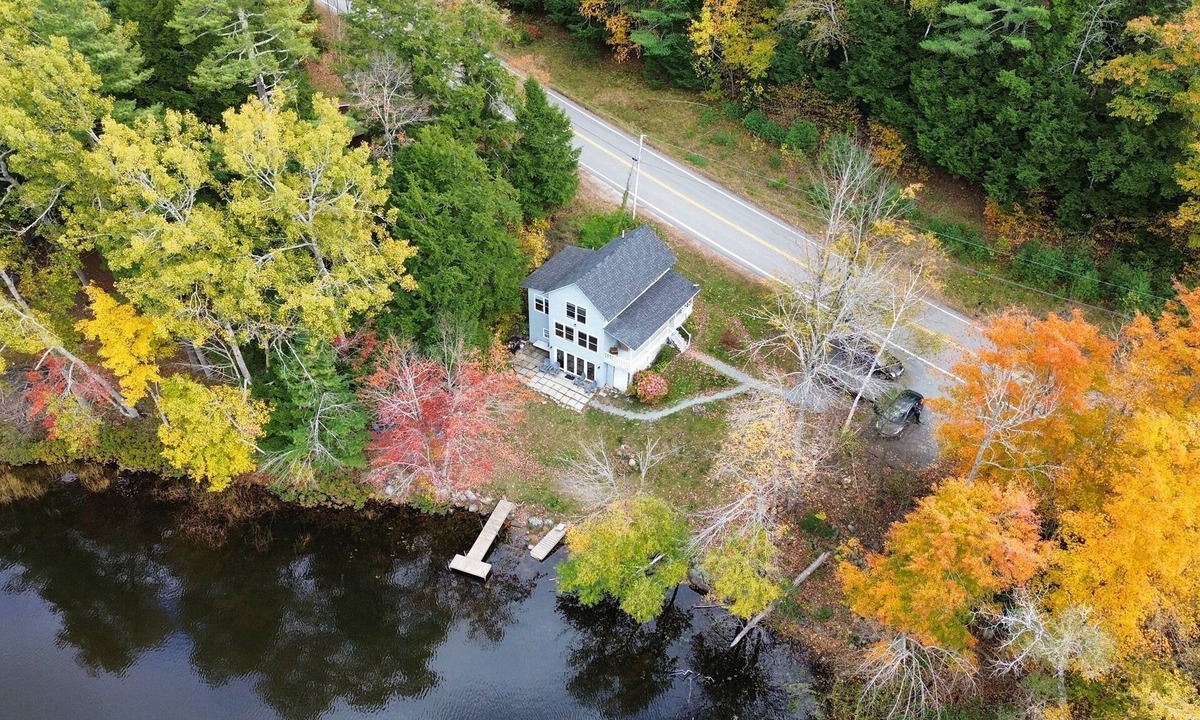 Bucksport House | Lake Front-Maine Themed-Soaking Tub-Fire Pit-Kayak