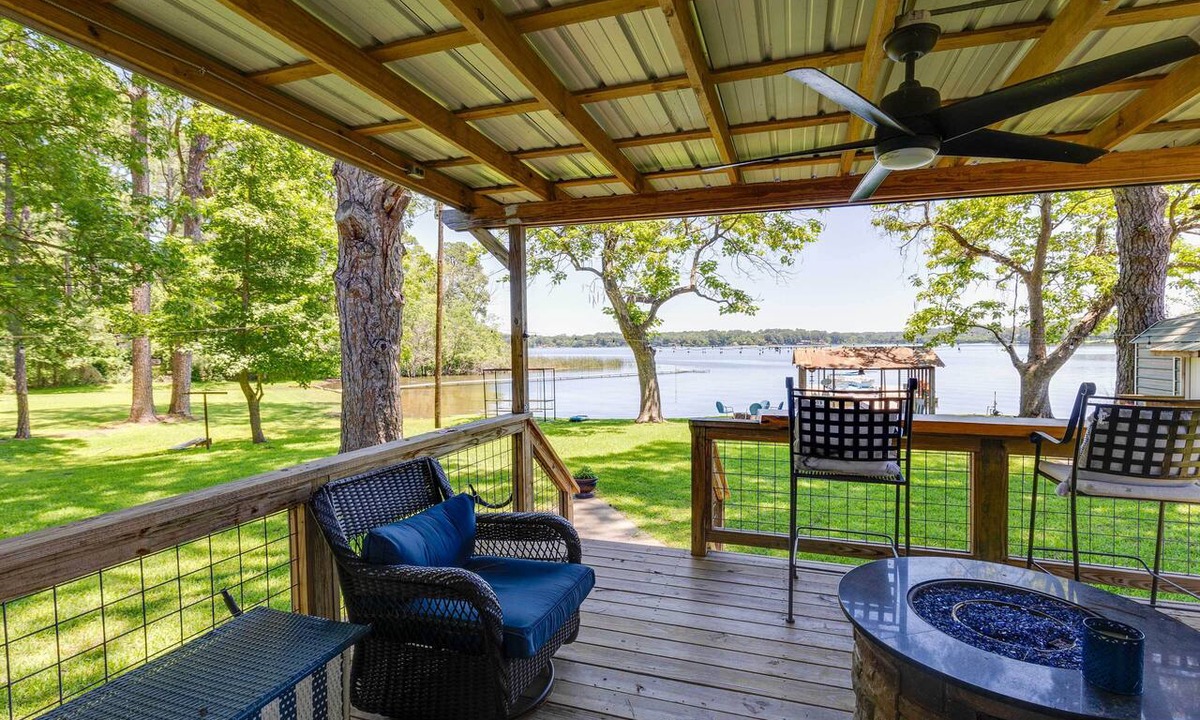 Lone Star Cottage | Lakefront Daingerfield Retreat w/Shared Dock!
