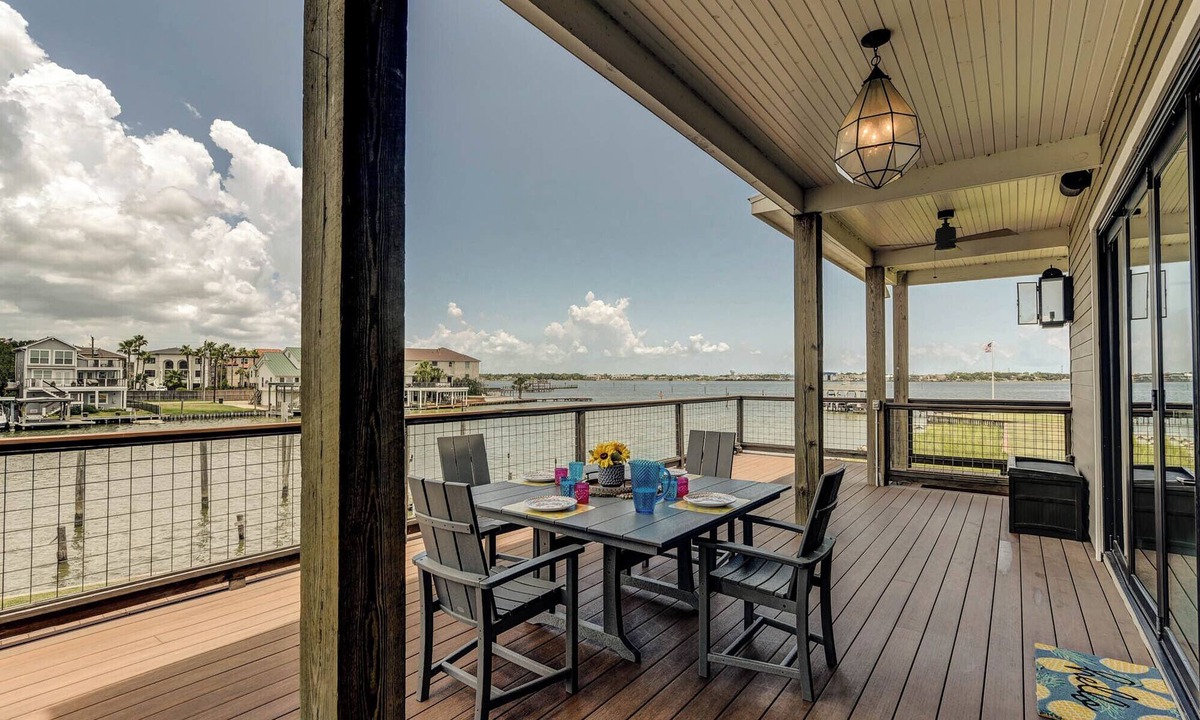 Clear Lake Shores House | LUXURIOUS 5-bedroom house in beautiful Kemah overlooking the lake with a pool!