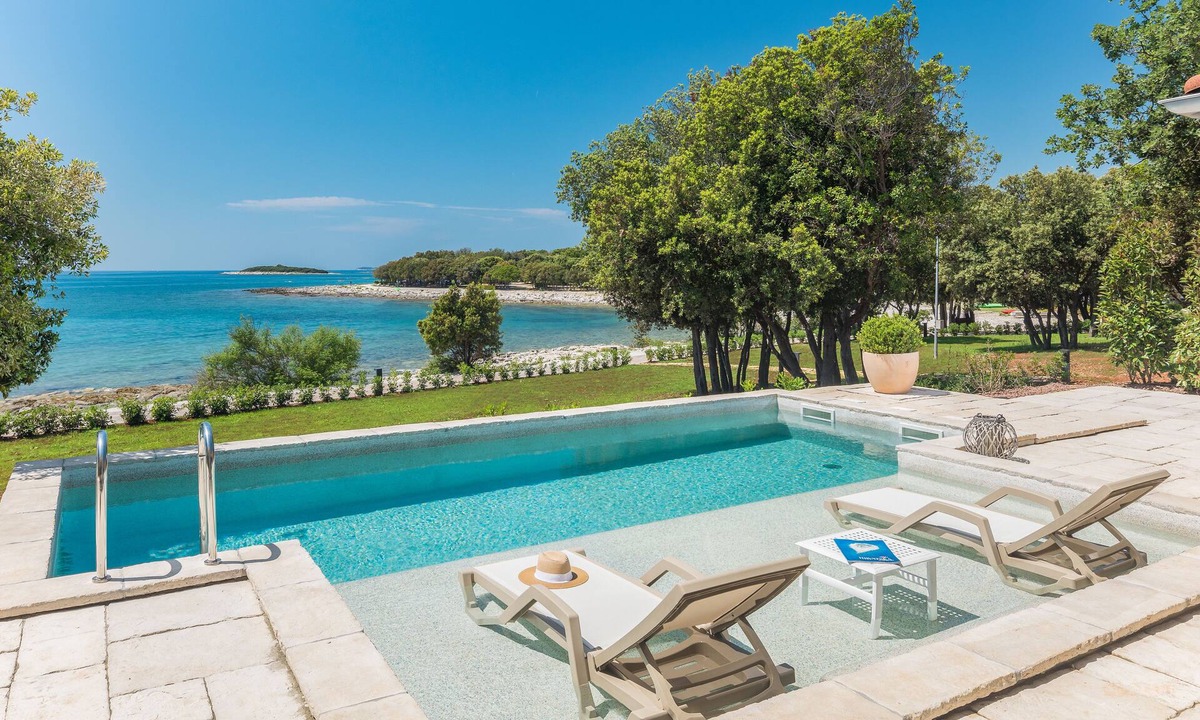 Bale Villa | Luxury Beach Villas Porto Bus