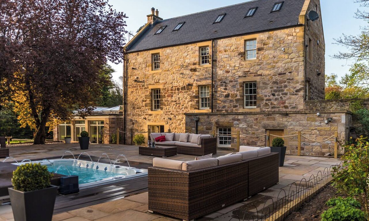 Dalkeith House | Luxury House Near Edinburgh Sleeps 10 perfect for milestone occasion