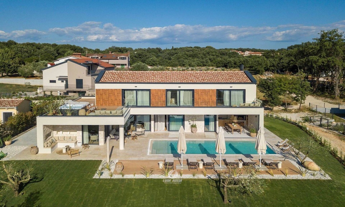 Pazin House | Luxury Villa with heated infinity pool and sauna.