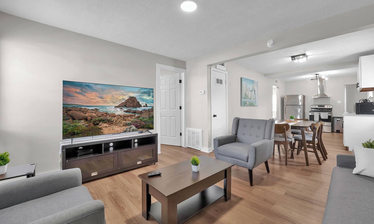 Hilltop House | Modern 3BR Near Downtown & Casino, Pet-friendly, Fast Wi-Fi, Laundry