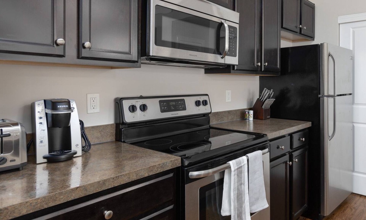 Lewis Center Apartment | Modern Apartment in Prime Location (ID4409X99)