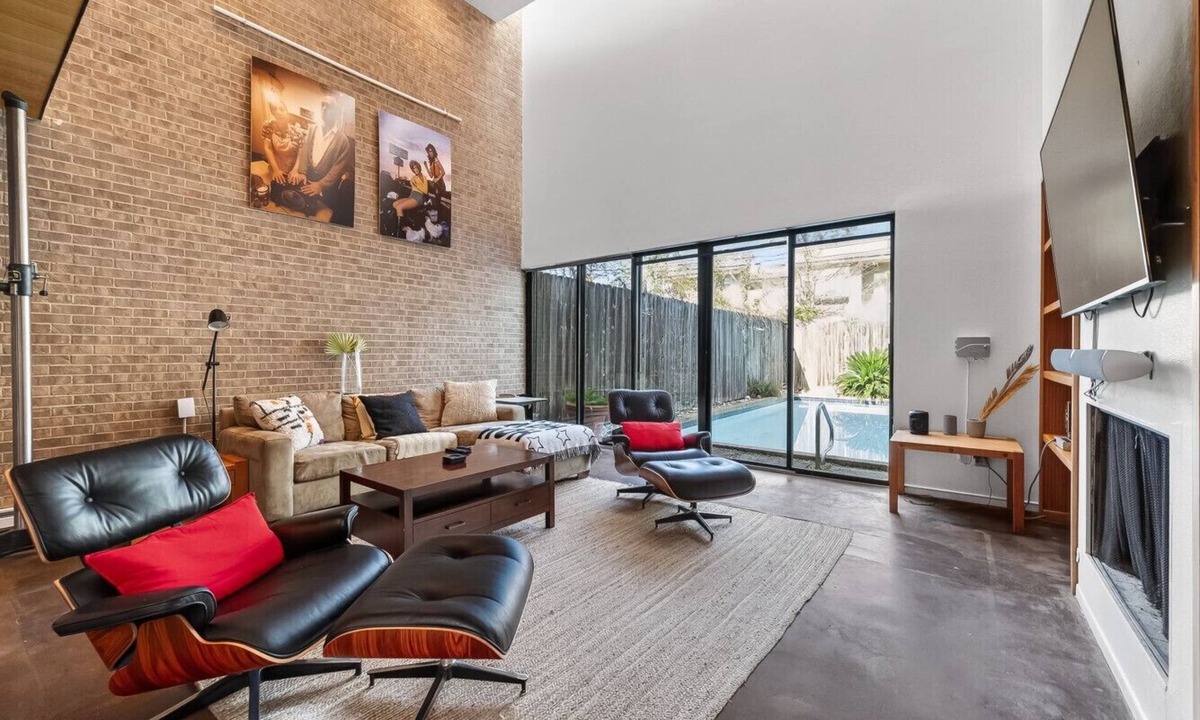 Greenway Plaza-Upper Kirby House | Modern Montrose Retreat – Pool, Coffee Bar, Pet‑Friendly, Fast WiFi, Near Museums & Diningli