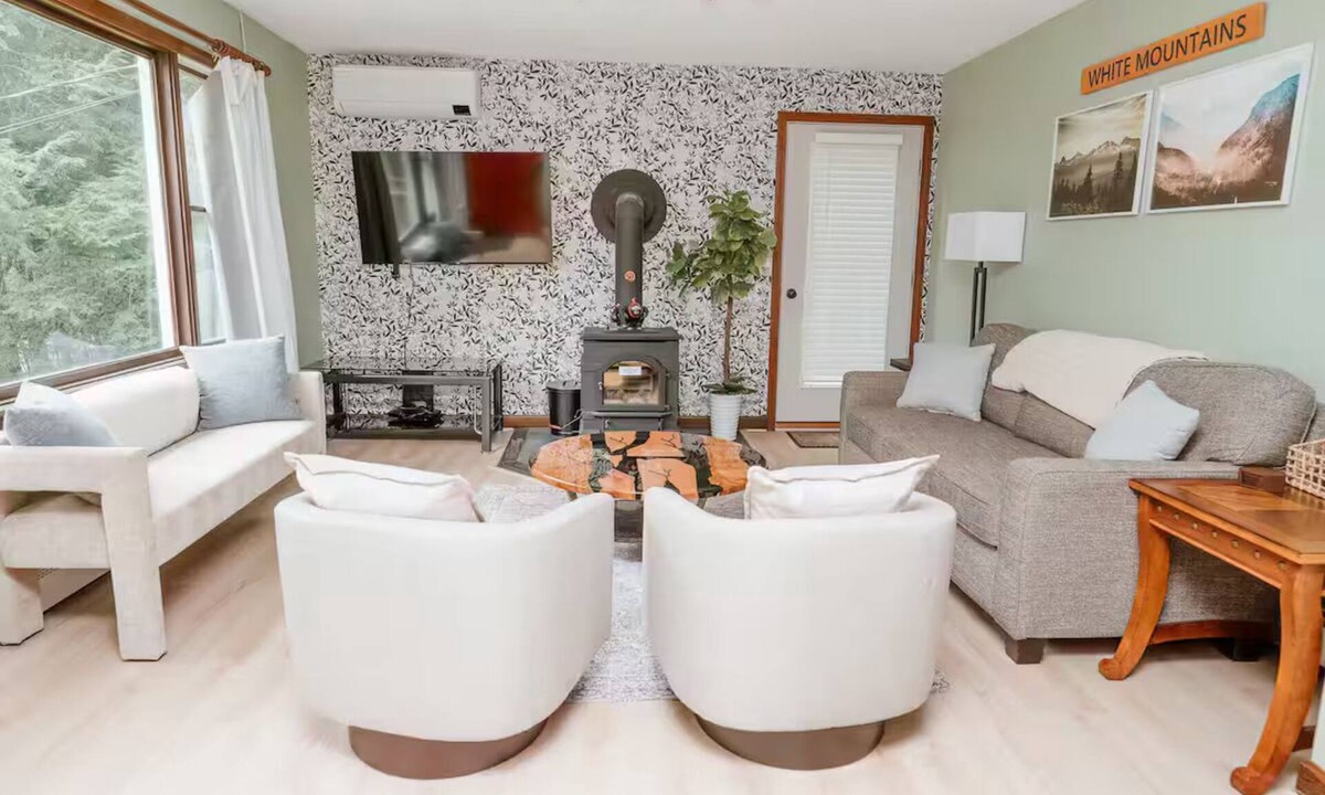 Birch Hill House | N Conway House - hot tub, arcade room, new sauna & minutes from downtown!