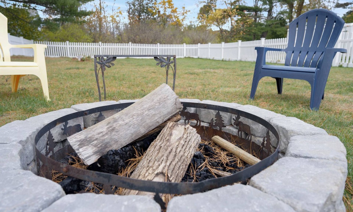 Bangor House | Near Concerts|Dog-Friendly|Firepit|Fenced Yard