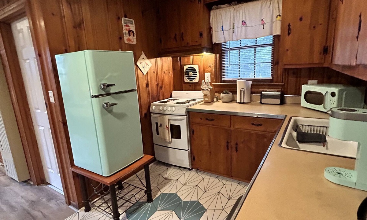 Central Newport News Cottage | Nestover - Cozy cottage close to James River, shopping, & eateries!