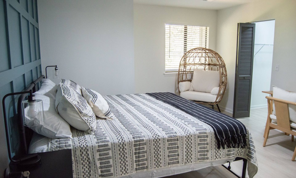 Marietta House | Newly Renovated Townhome near Marietta Square, 2 King Beds
