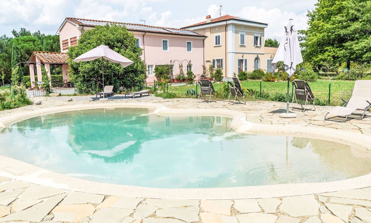 Fucecchio Apartment | Nice apartment for 4 people with WIFI, pool, A/C, patio and pets allowed