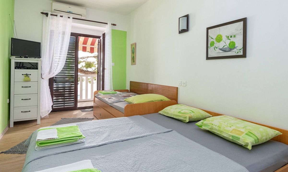 Jadranovo Apartment | One bedroom apartment with balcony and sea view Jadranovo, Crikvenica (A-16739-a)