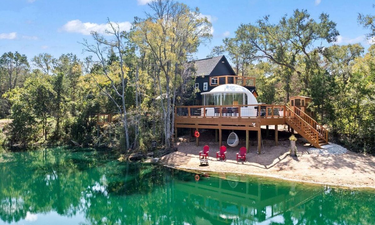 Paige Cabin | Outstanding Luxurious Dome with Mini Golf, Outdoor Bath, Sauna and Lake Views in Elgin, Texas