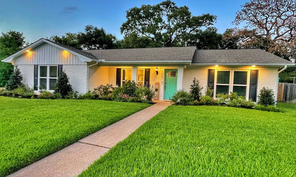 Southwood House | Perfect for Families, King Bed, 85 inch TV, 4 BDRM, Close to Campus,