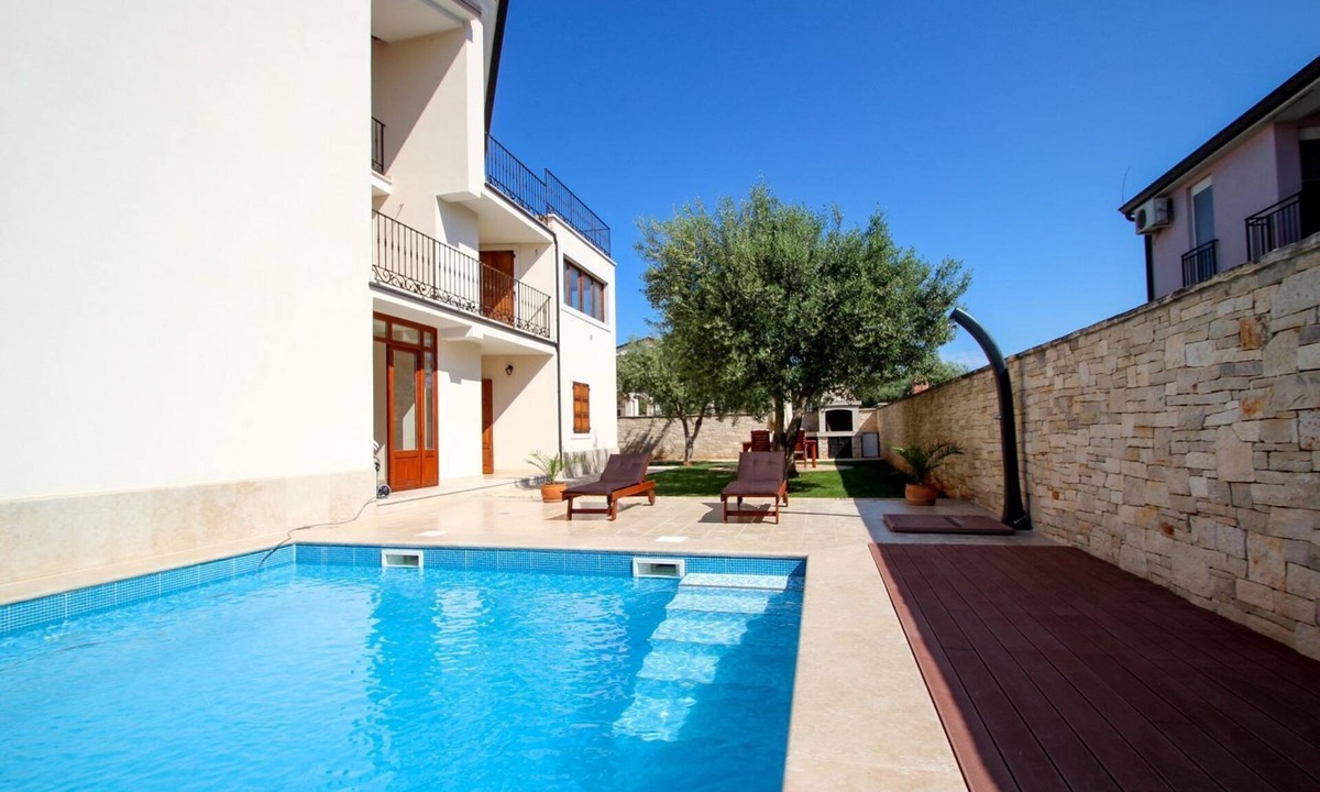 Dajla Apartment | Picturesque flat with pool, private terrace, washing machine, BBQ, loungers