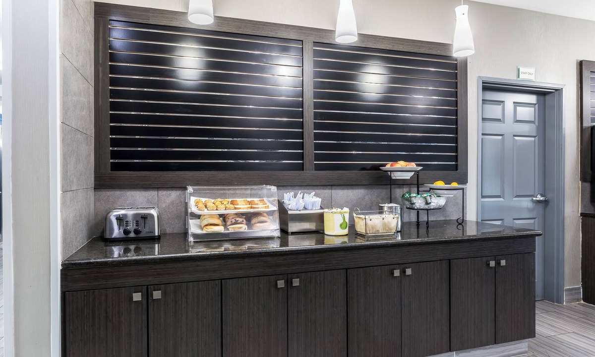 Webster Hotel | Platinum Inn & Suites Webster