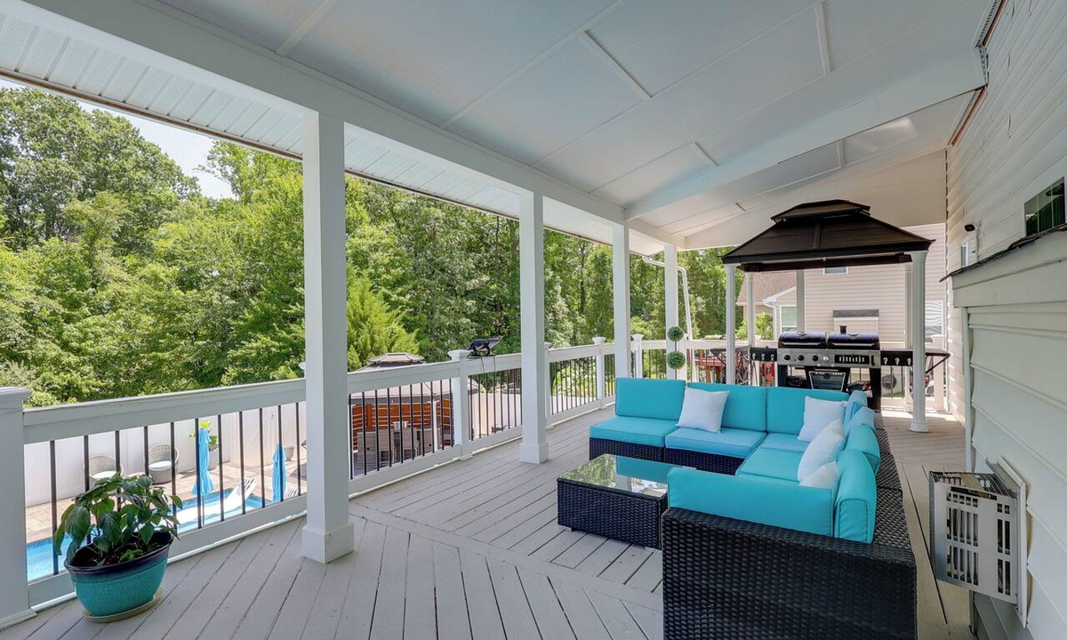 Golts Apartment | Private Deck & Shared Pool: Townsend Apartment