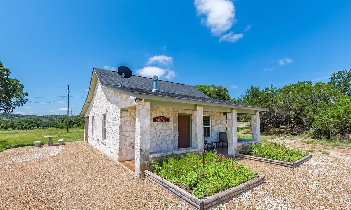Fredericksburg Cabin | Private Hot Tub - Fireplace - 4 min. to downtown - Wildlife