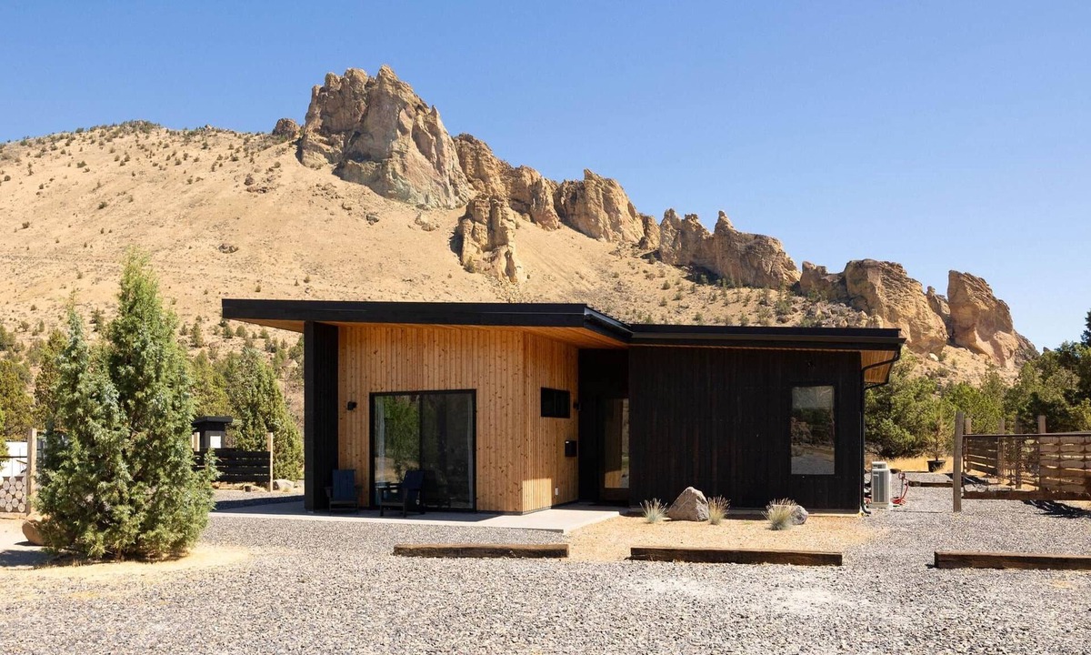 Terrebonne House | Private Retreat Steps to Smith Rock | Quiet Luxury & Hot Tub