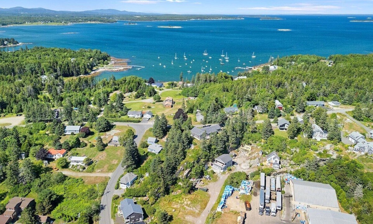 Spruce Head Cottage | Quarry Village Compound; 4BR + Hot Tub on a workin