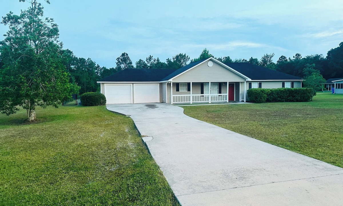 Brunswick House | Quiet Location convenient to I-95 & Beach Causeways!