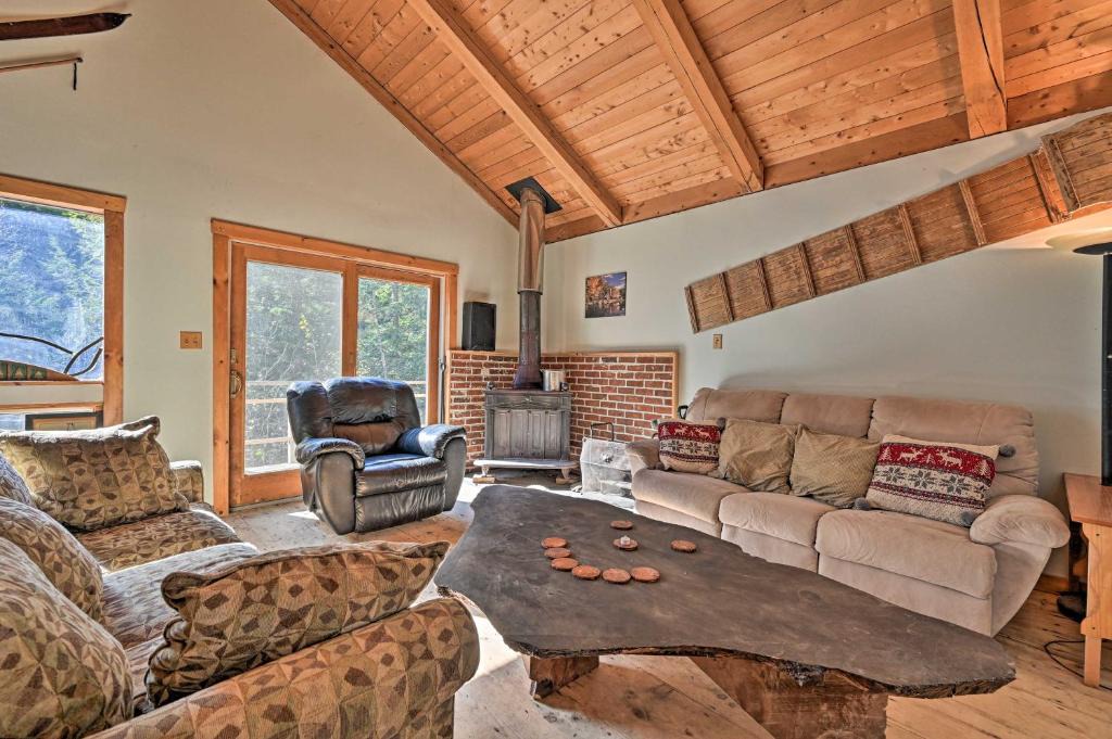 Stowe Area House | Remote Cabin w/Fire Pit: 3 Miles to Stowe Mtn!