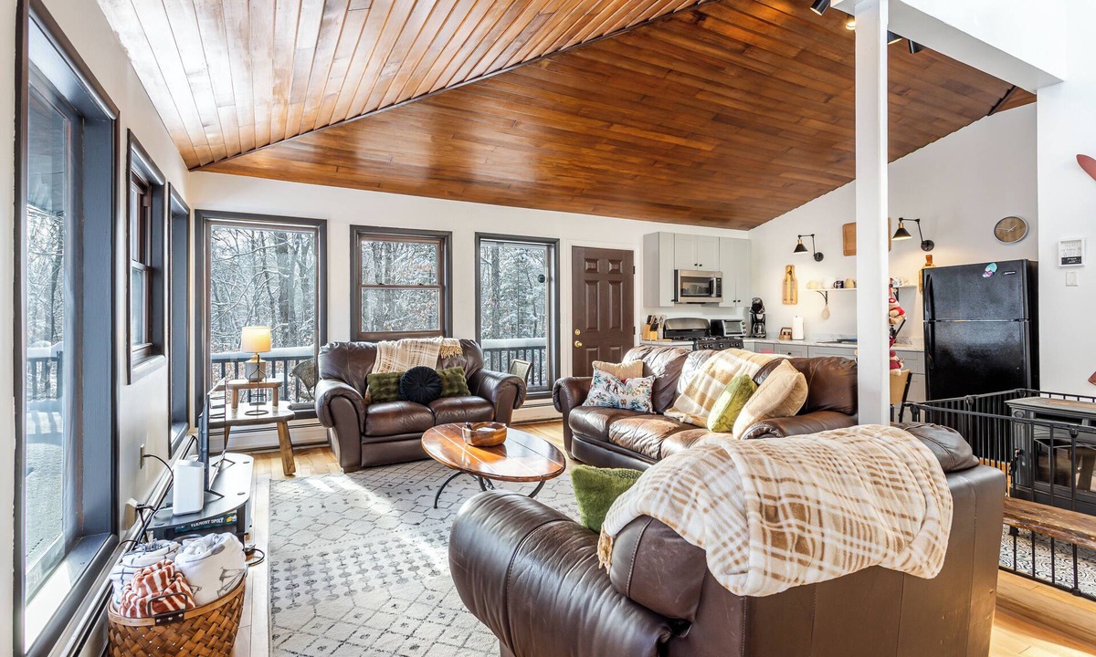 East Haven  Rutland County Cabin | Rustic Mountain Retreat Just Minutes to Pico & Killington for a Perfect Getaway