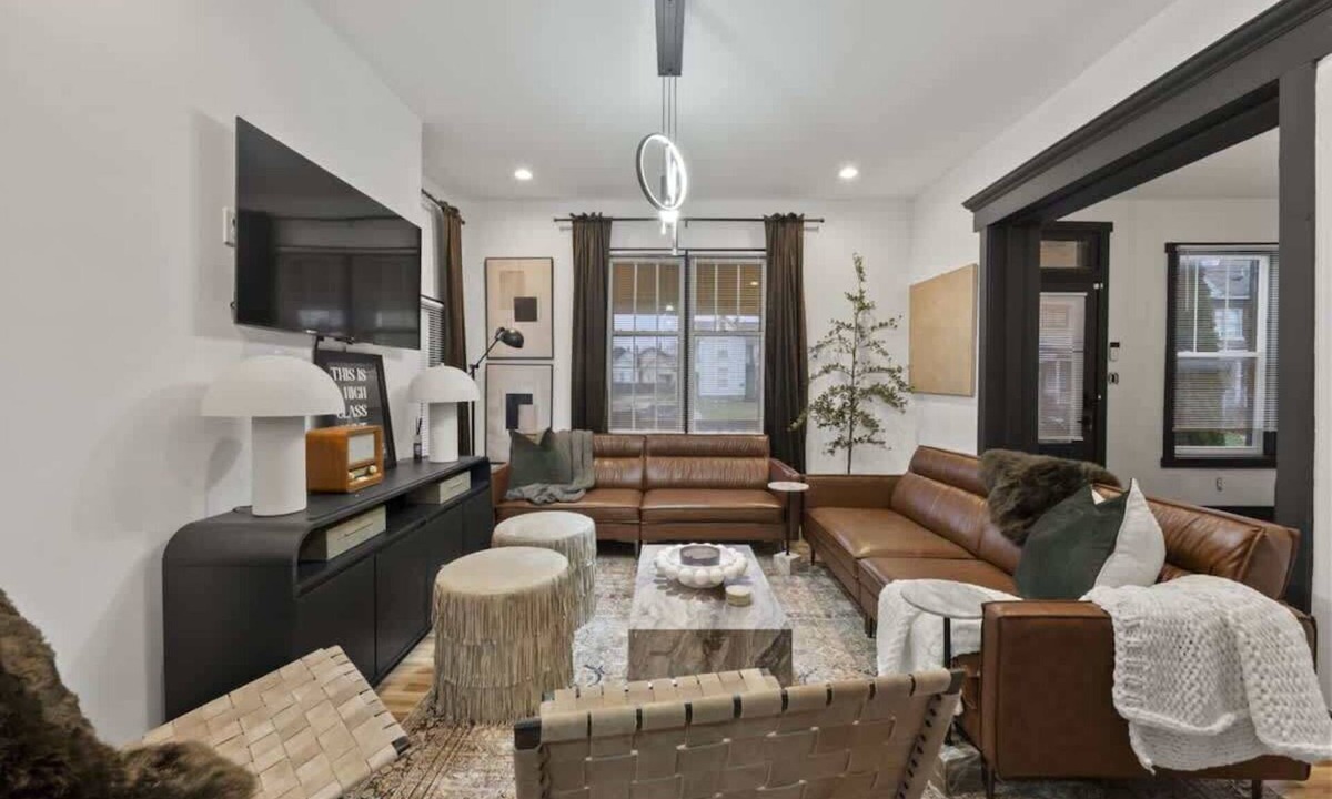 Near East Columbus House | Sauna - Near Downtown Columbus -Arcade - Sleeps 9