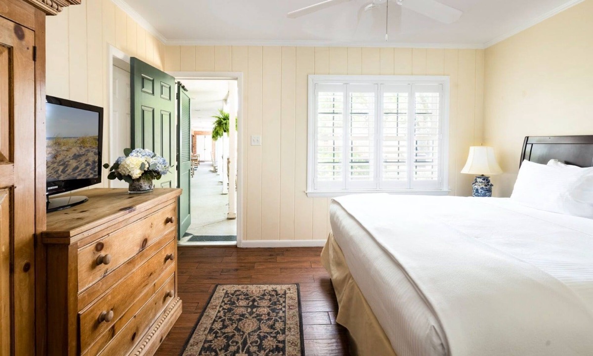 South Rehoboth Hotel | Scenic King Room | Garden Views & Easy Access