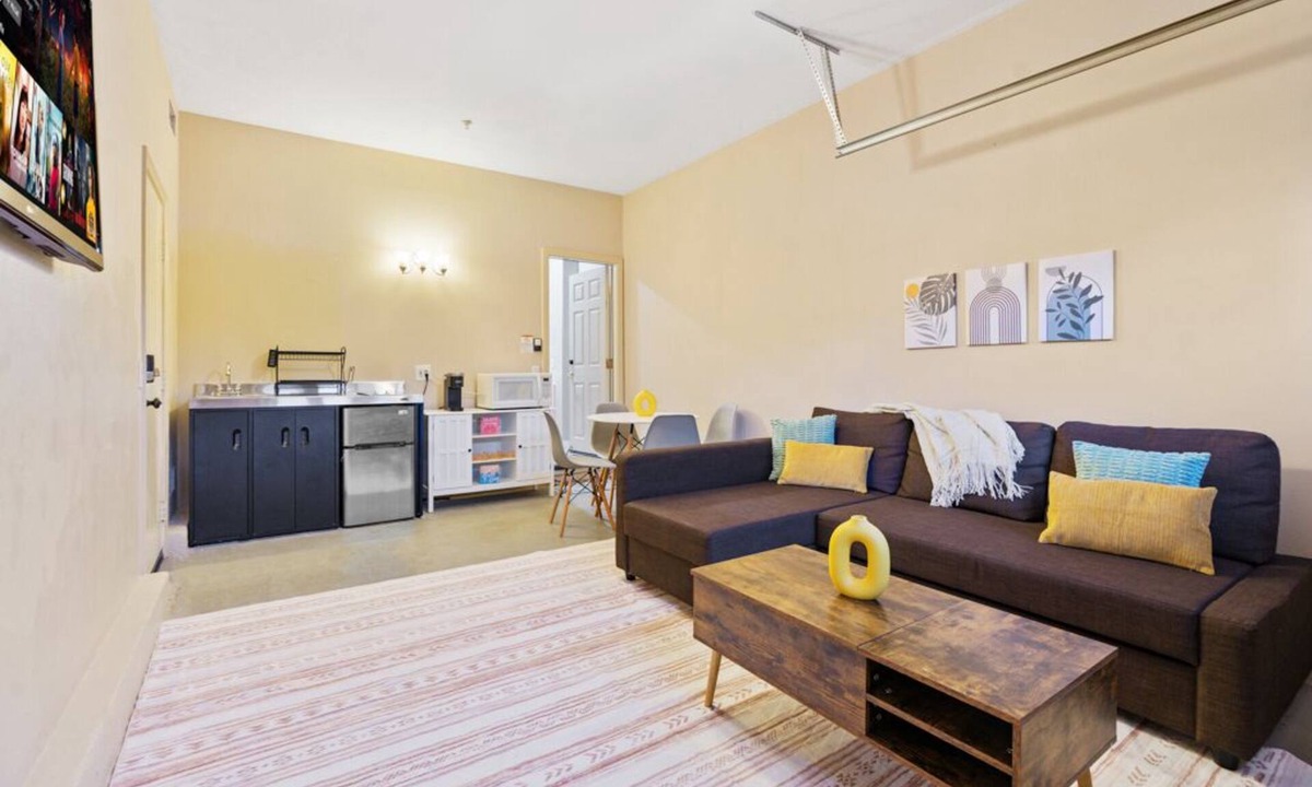 East Grove Apartment | Serene 1BR Suite 30+ Days Nurse Corporate King Bed
