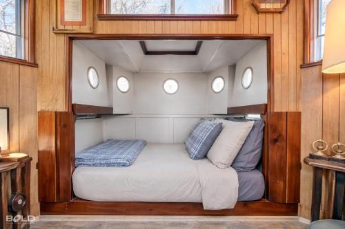 Uncertain House | Shipwreck with upper deck, Dock Access, Kayaks