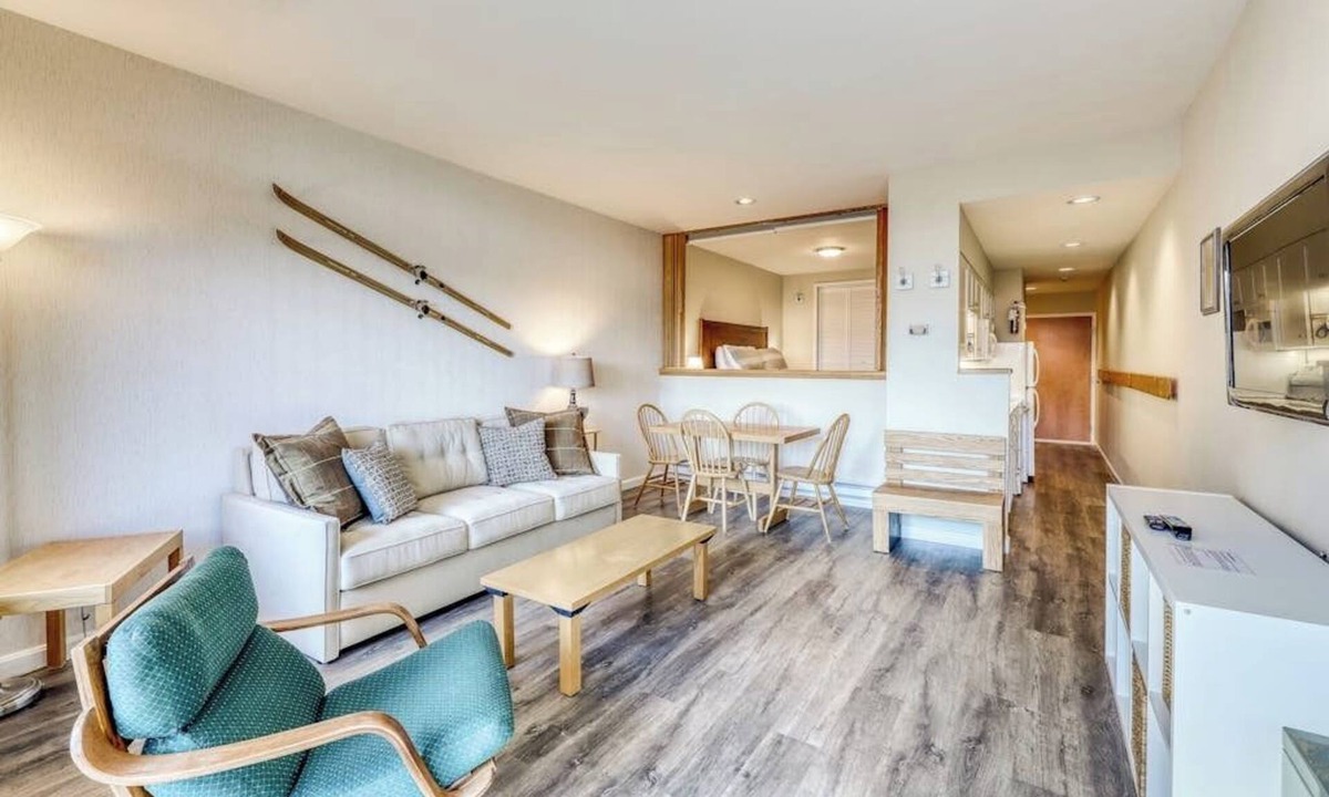Warren Condo | Ski getaway near the slopes with private balcony & mountain views